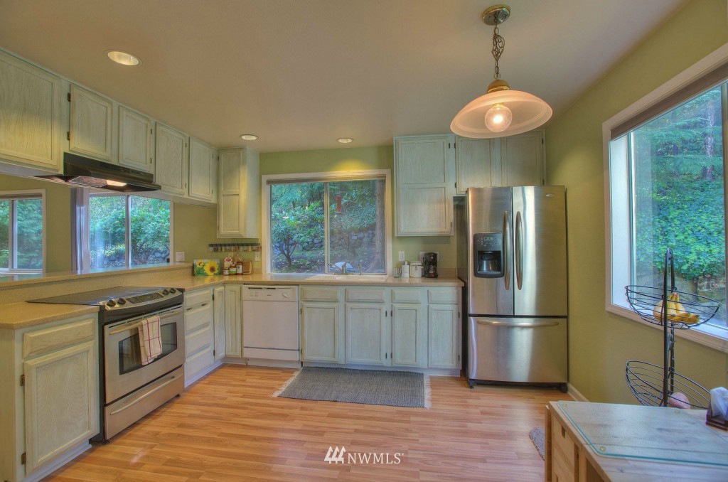 14047 Southeast 159th Place Renton, WA 98058 - Photo 5 of 22 Gallery Image 5
