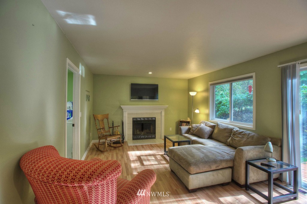 14047 Southeast 159th Place Renton, WA 98058 - Photo 6 of 22 Gallery Image 6