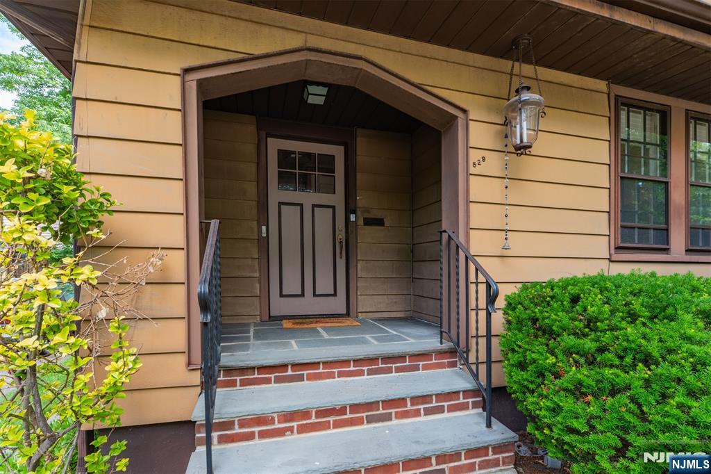 529 Wyndham Road Teaneck, NJ 07666 - Photo 8 of 30