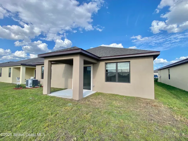 a front view of house with yard