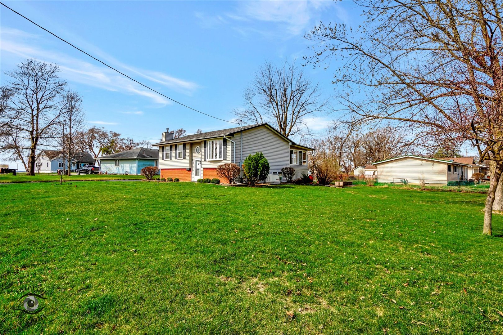 589 South Walnut Street Chebanse, IL 60922 - Photo 3 of 25 a front view of house with garden
