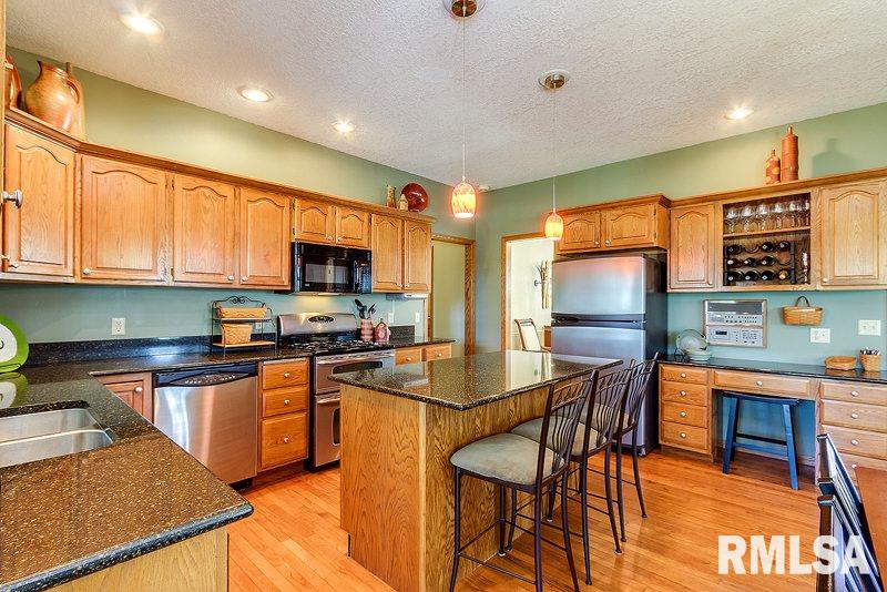 4408 Fairhaven Road Davenport, IA 52807 - Photo 4 of 23 Gallery Image 4