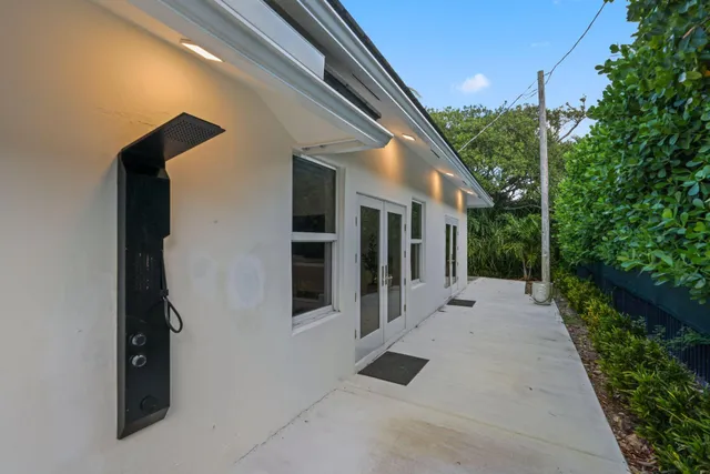 a view of a house with backyard and garden