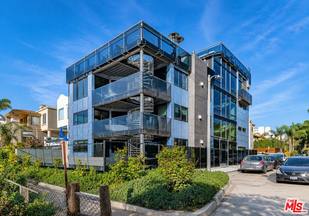 5115 Vía Donte Marina del Rey, CA 90292 - Photo 1 of 39