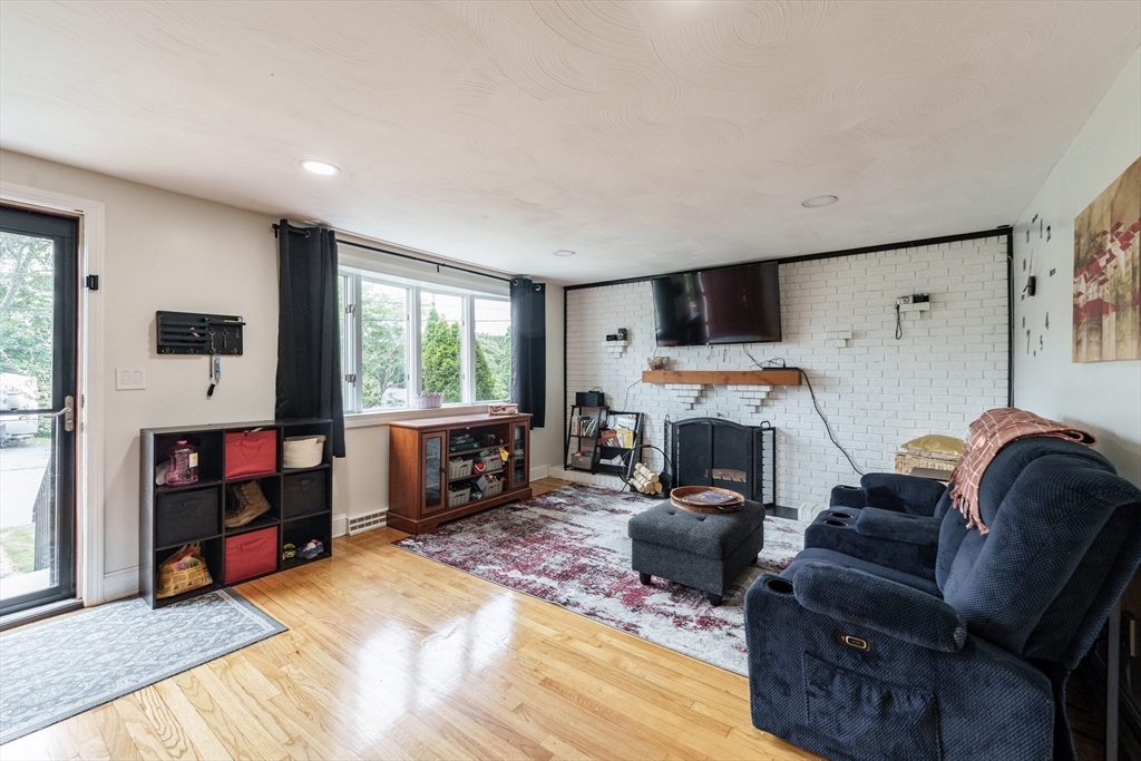 25 Appleby Road Salem, MA 01970 - Photo 6 of 25 Gallery Image 6