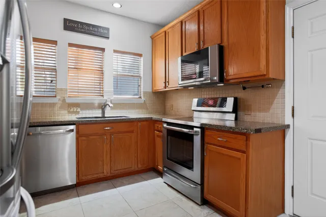 $2,000 | 15 South Avonlea Circle, The Woodlands, TX 77382