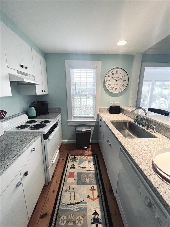 3 Hyannis Point Road, Unit 790 Mashpee, MA 02649 - Photo 22 of 24 a kitchen with a stove a sink and a refrigerator