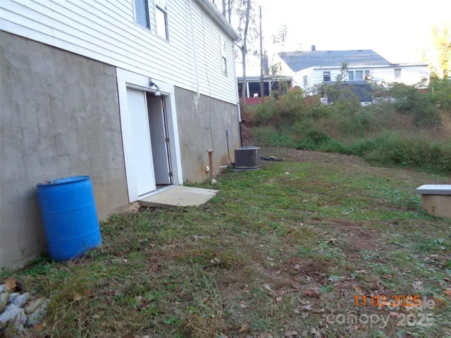 a view of a back yard of the house