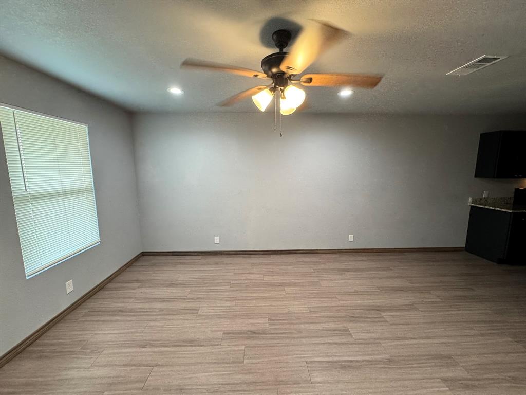 462 Derrs Chapel Road Italy, TX 76651 - Photo 3 of 19 Open living area