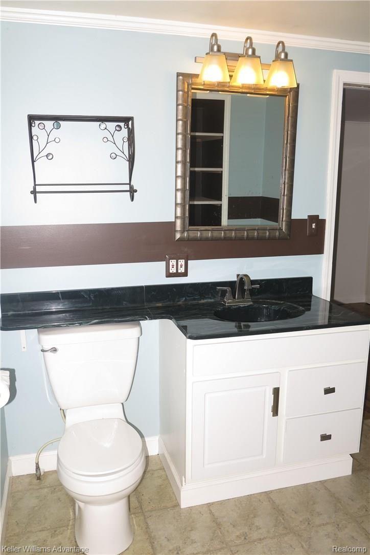 2110 West Commerce Road Milford, MI 48380 - Photo 19 of 28 Jack and Jill Bath 1.jpg