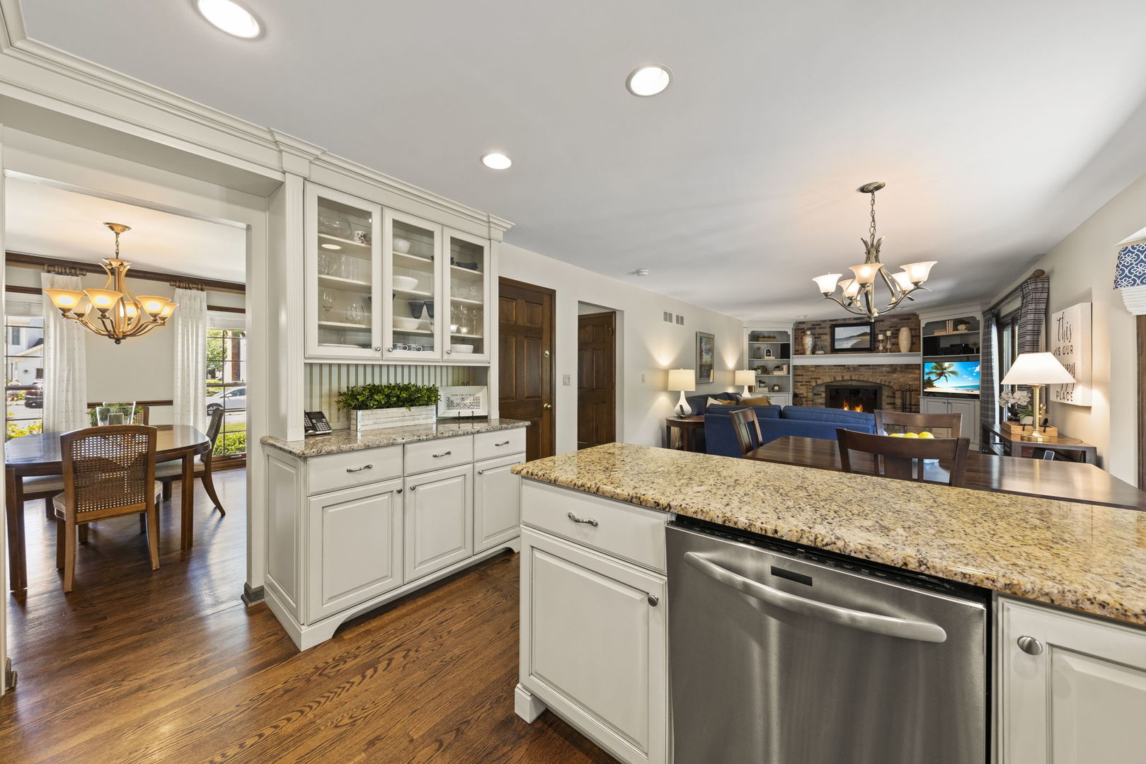 2037 Burnham Place Wheaton, IL 60189 - Photo 4 of 46