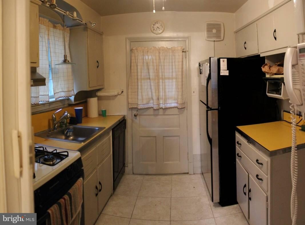 9009 Walden Road Silver Spring, MD 20901 - Photo 3 of 22 a kitchen with a stove a refrigerator and a sink