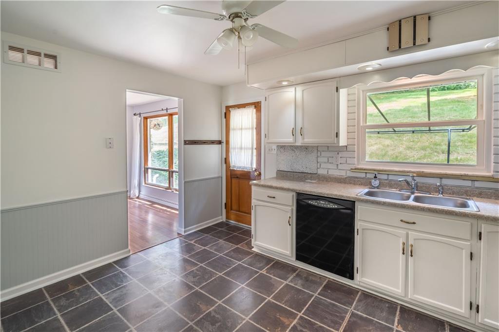 533 Upper Road Pittsburgh, PA 15228 - Photo 8 of 25 Kitchen