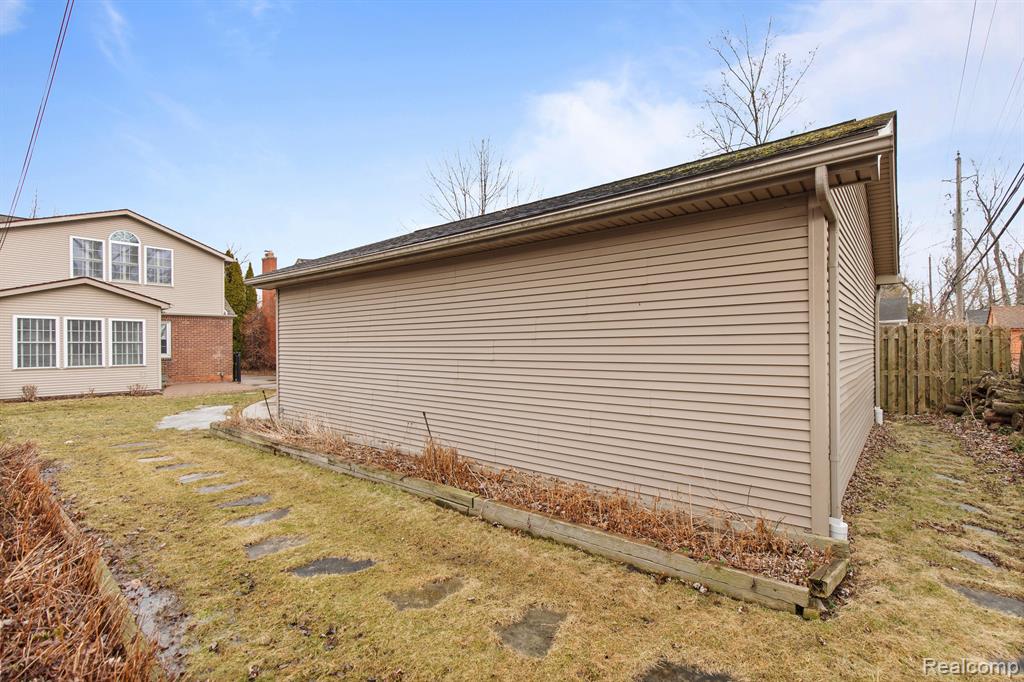 1395 Roslyn Road Grosse Pointe Woods, MI 48236 - Photo 42 of 43