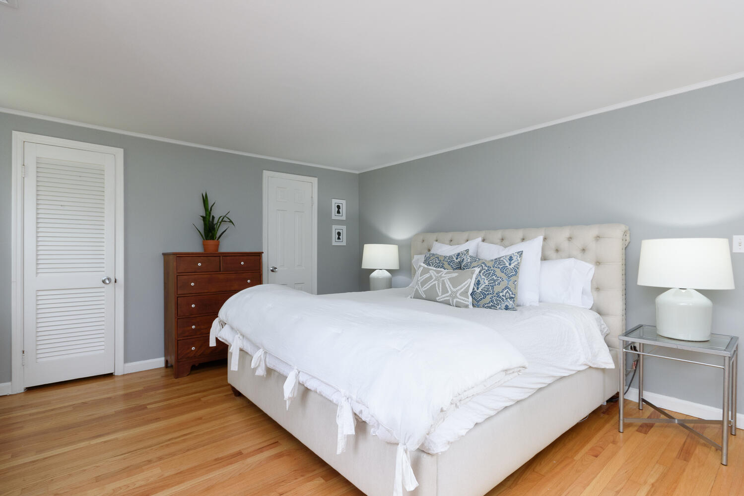 27 Hollow Tree Ridge Road Darien, CT 06820 - Photo 13 of 27 a spacious bedroom with a bed and a lamp