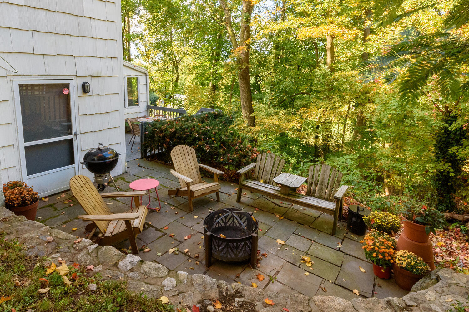 27 Hollow Tree Ridge Road Darien, CT 06820 - Photo 24 of 27 a backyard of a house with table and chairs