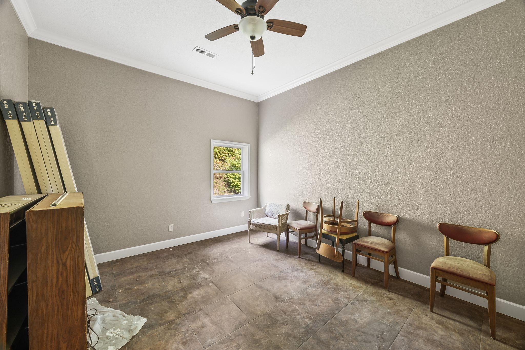 1582 Hellsneck Road Waverly, TN 37185 - Photo 50 of 72 a living room with furniture and a flat screen tv