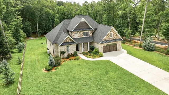 a view of a house with backyard and garden