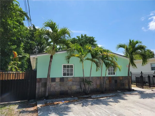 a view of a backyard