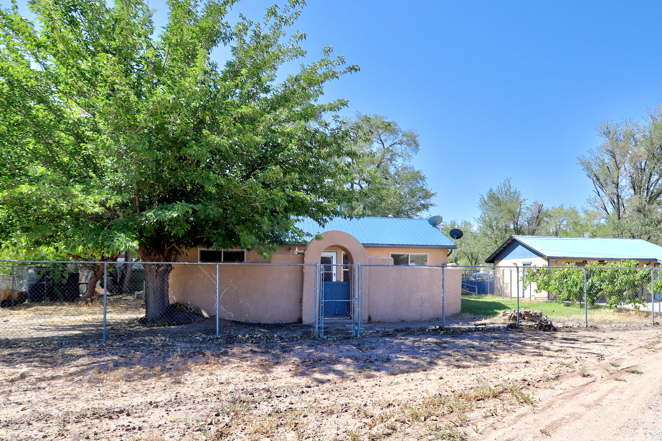 2332 Sunshine Road Southwest Albuquerque, NM 87105 - Photo 2 of 28 Gallery Image 2