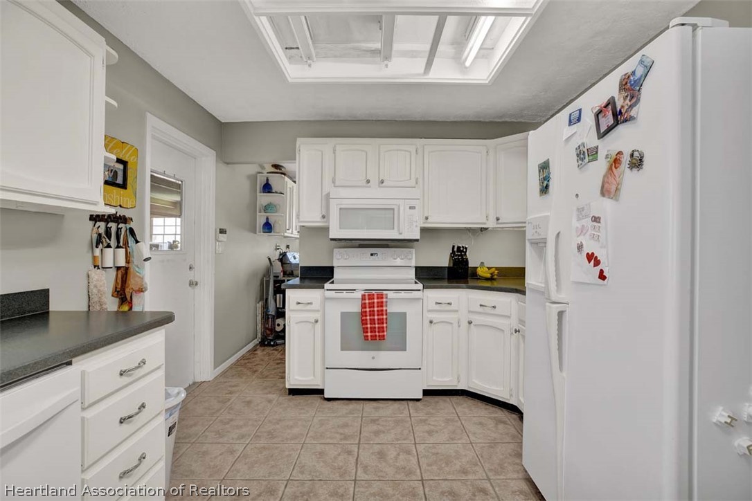 3232 Golfview Road Sebring, FL 33875 - Photo 2 of 36 a kitchen with stainless steel appliances a stove a refrigerator and white cabinets