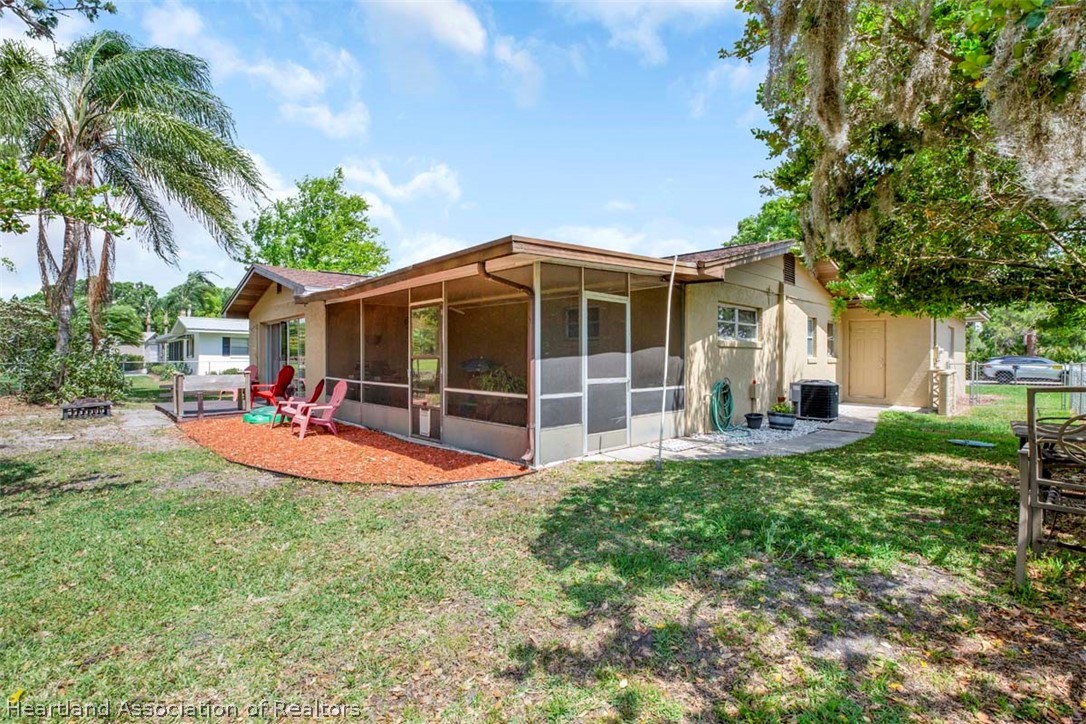 3232 Golfview Road Sebring, FL 33875 - Photo 21 of 36 a view of a house with backyard and sitting area