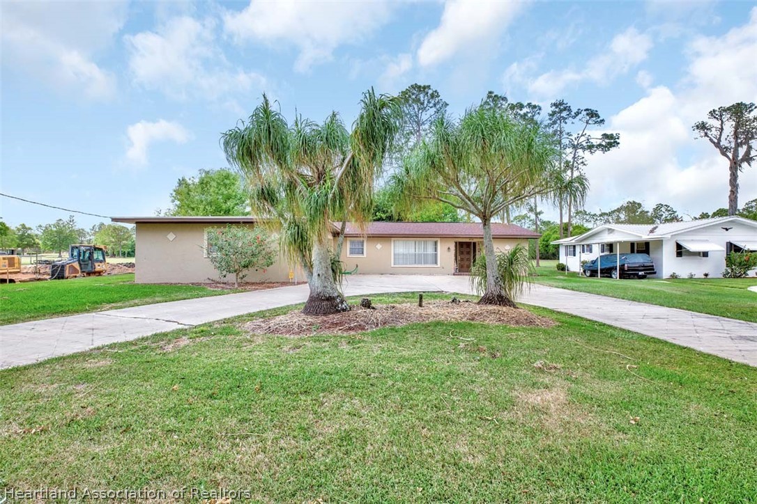 3232 Golfview Road Sebring, FL 33875 - Photo 34 of 36 a front view of house with yard and green space