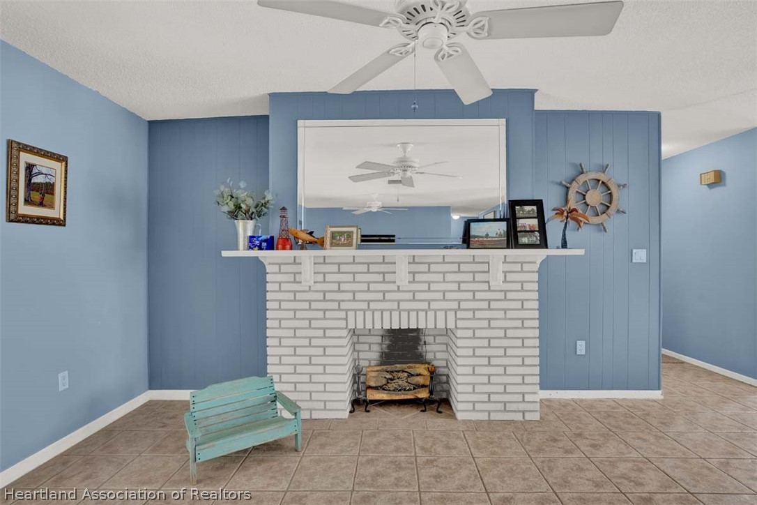 3232 Golfview Road Sebring, FL 33875 - Photo 4 of 36 a living room with furniture and a chandelier