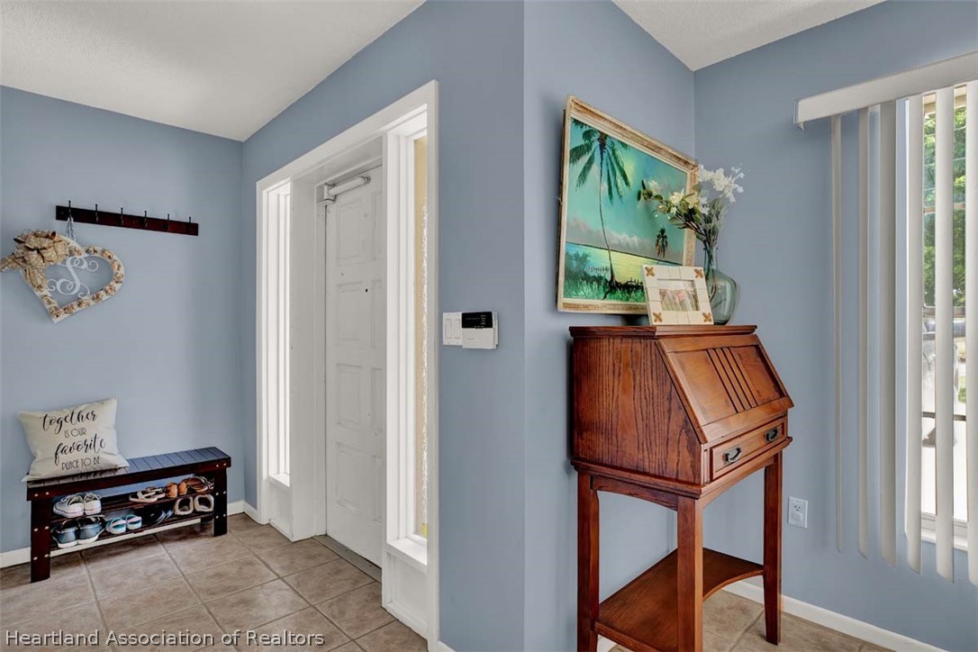 3232 Golfview Road Sebring, FL 33875 - Photo 6 of 36 a view of an entryway with furniture