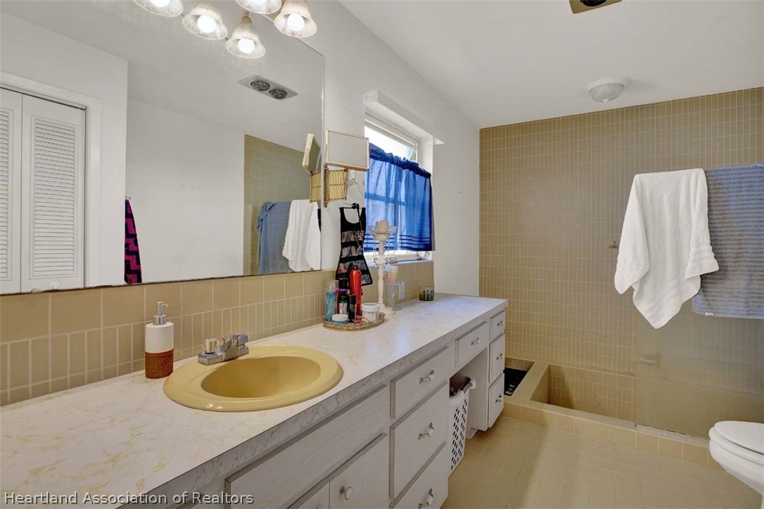 3232 Golfview Road Sebring, FL 33875 - Photo 8 of 36 a bathroom with a double vanity sink and a mirror