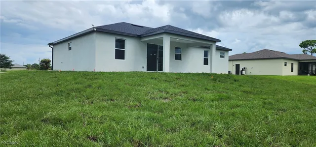 a view of a house with a yard