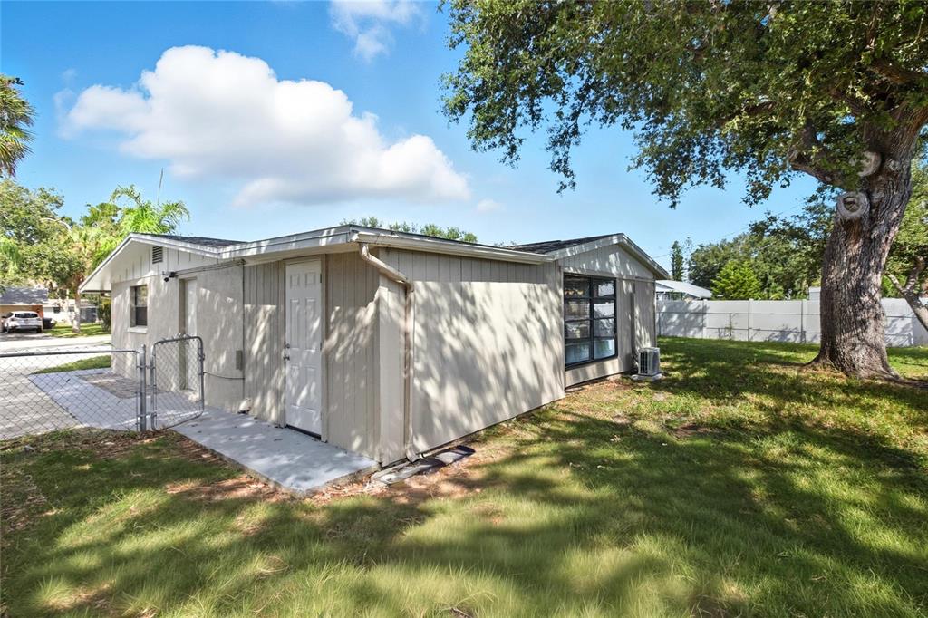 101 Oberlin Road Venice, FL 34293 - Photo 5 of 27
