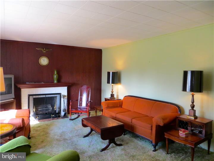 110 Swarthmore Avenue Rutledge, PA 19070 - Photo 3 of 20 Living Room
