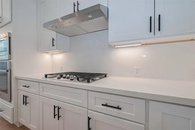 a spacious bathroom with 2 sink tub and a mirror