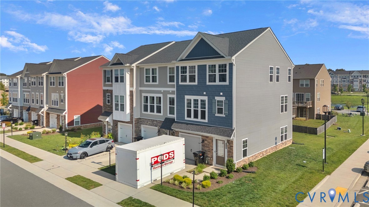 640 Rivanna Hill Road Glen Allen, VA 23060 - Photo 5 of 37 Contemporary townhome with a multi-textured facade