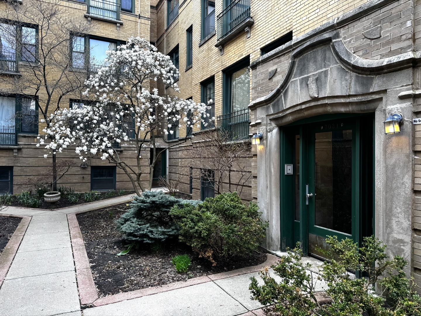 7031 North Sheridan Road, Unit 2E Chicago, IL 60626 - Photo 2 of 28 Gallery Image 2