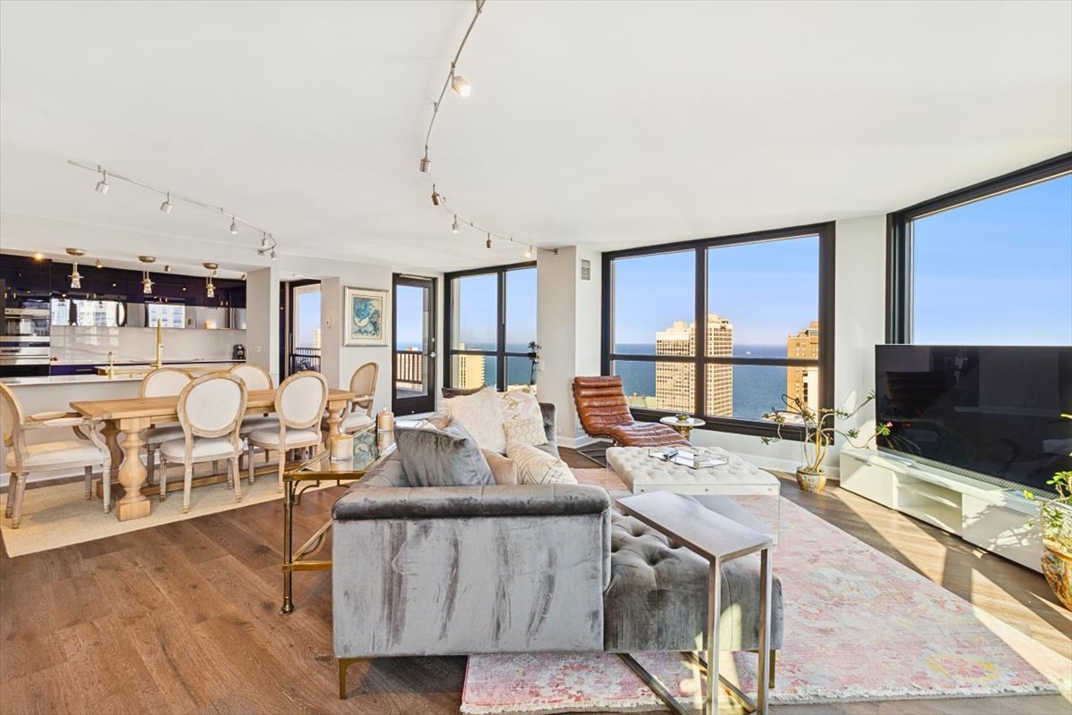 1030 North State Street, Unit 33GH Chicago, IL 60610 - Photo 4 of 26 a living room with furniture a flat screen tv and kitchen view