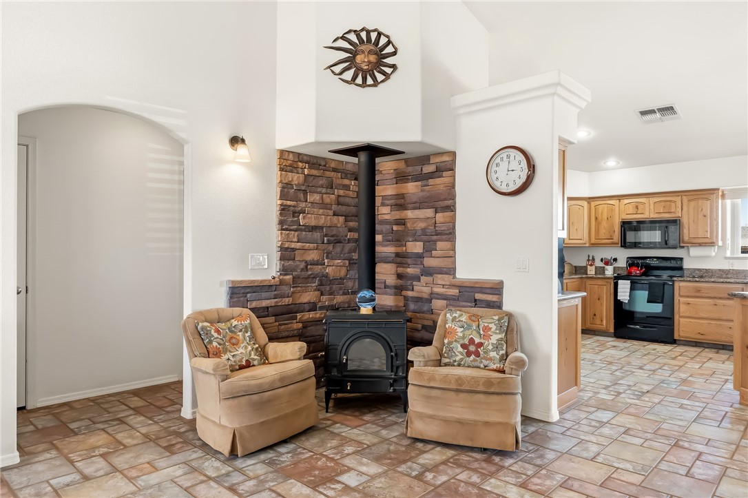 2205 East Cactus Wren Road Kingman, AZ 86409 - Photo 8 of 68 Living Room