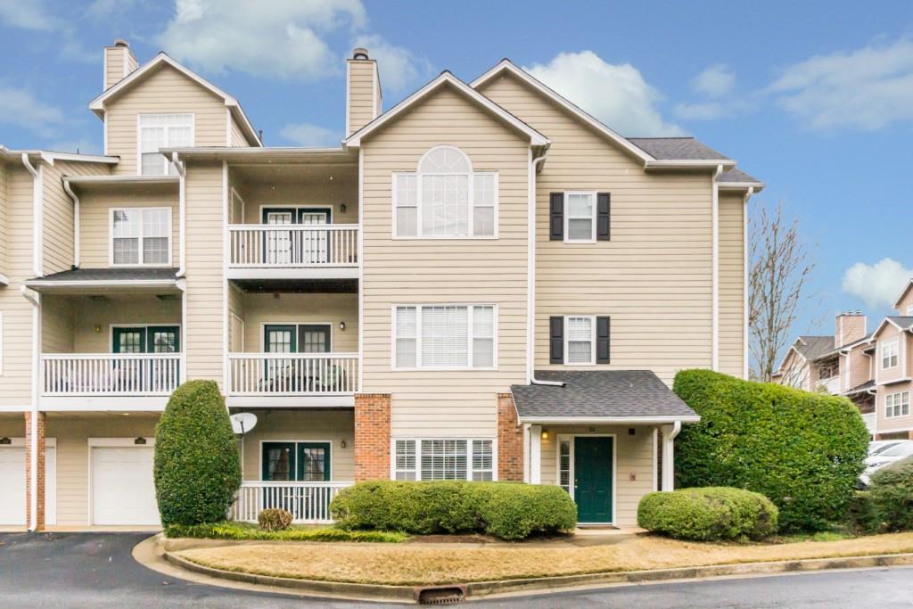 Welcome Home! 501 Vinings Forest Ct. Great Condo in Smyrna close to Parks, Restaurants, Shopping. Minutes to The Battery.