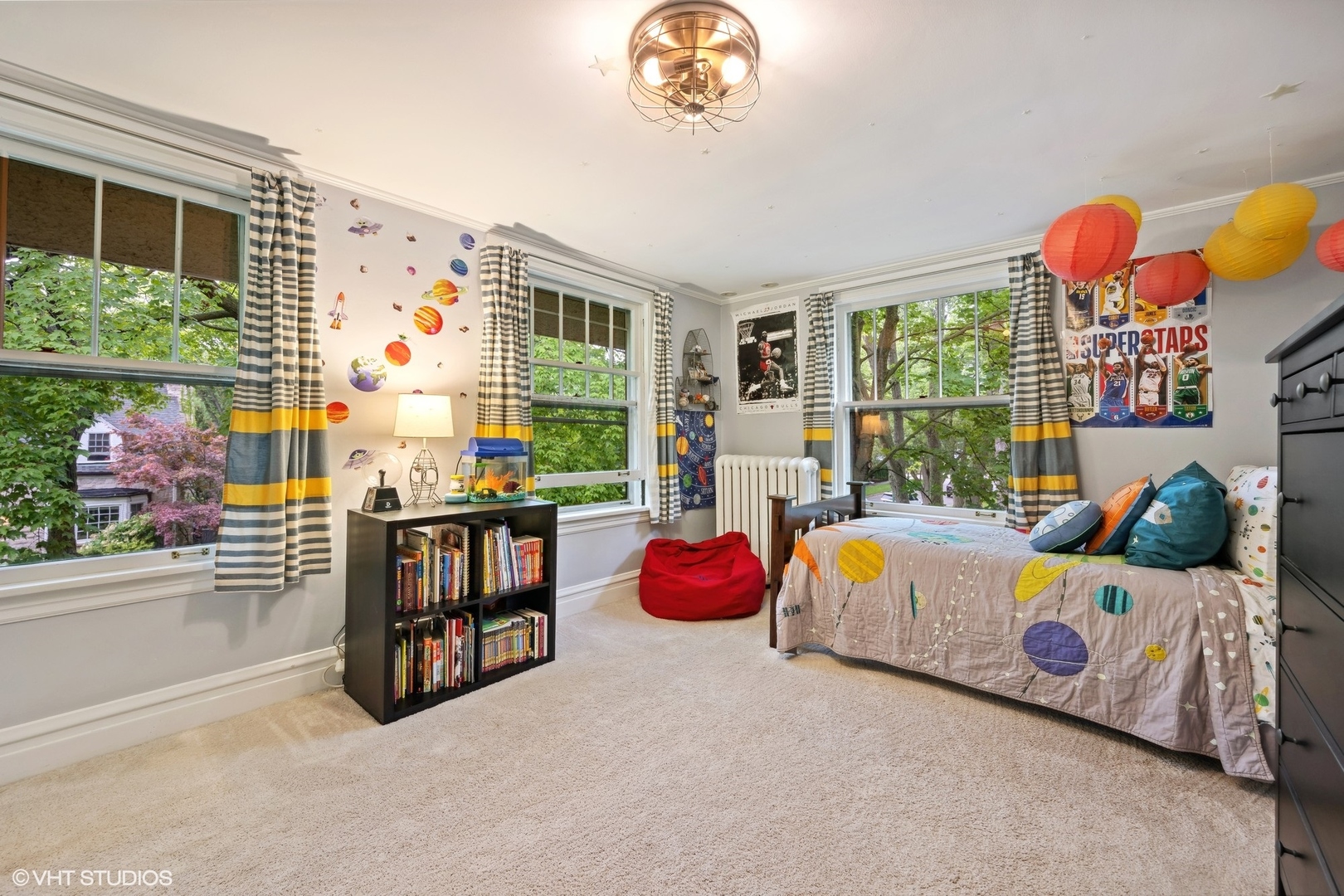 433 Maple Avenue Wilmette, IL 60091 - Photo 17 of 34 a bedroom with furniture and a bed