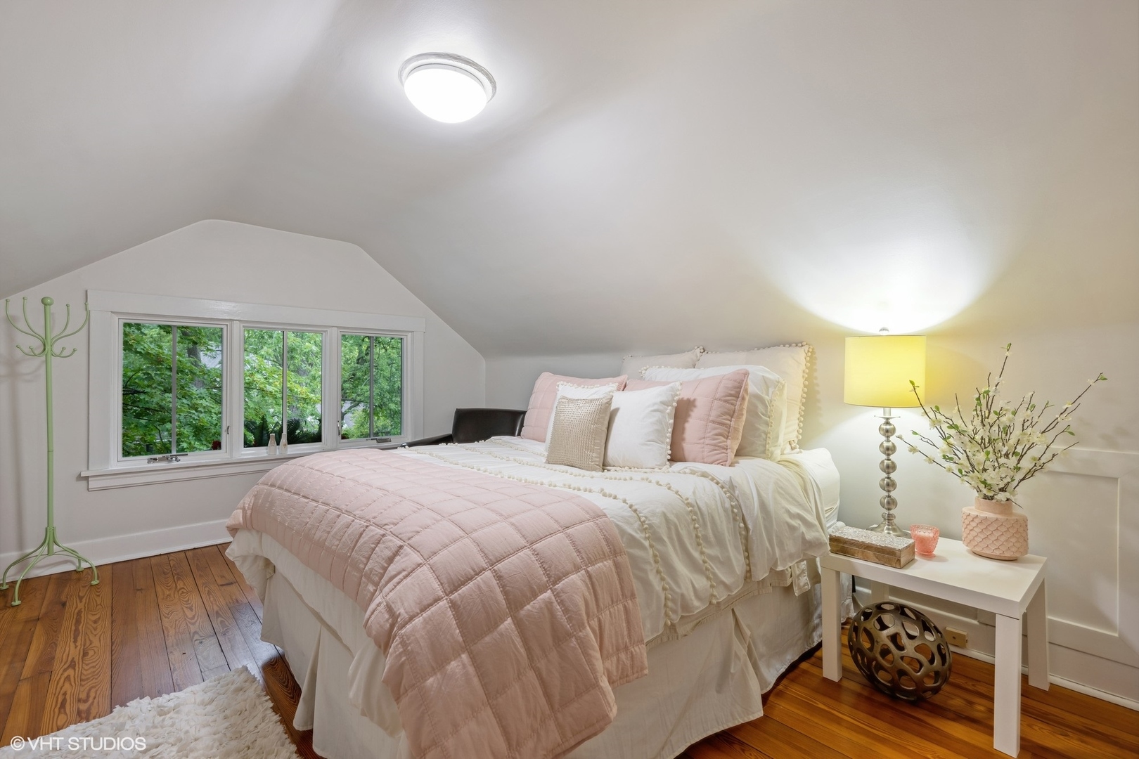 433 Maple Avenue Wilmette, IL 60091 - Photo 20 of 34 a bedroom with a bed and a large window