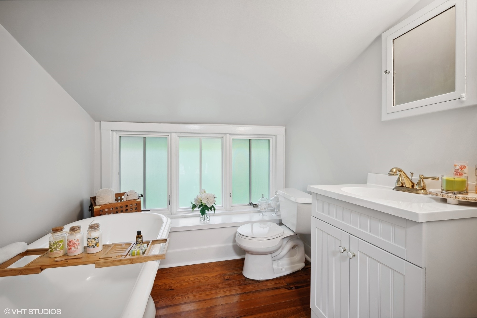 433 Maple Avenue Wilmette, IL 60091 - Photo 21 of 34 a bed room with a bed and a table