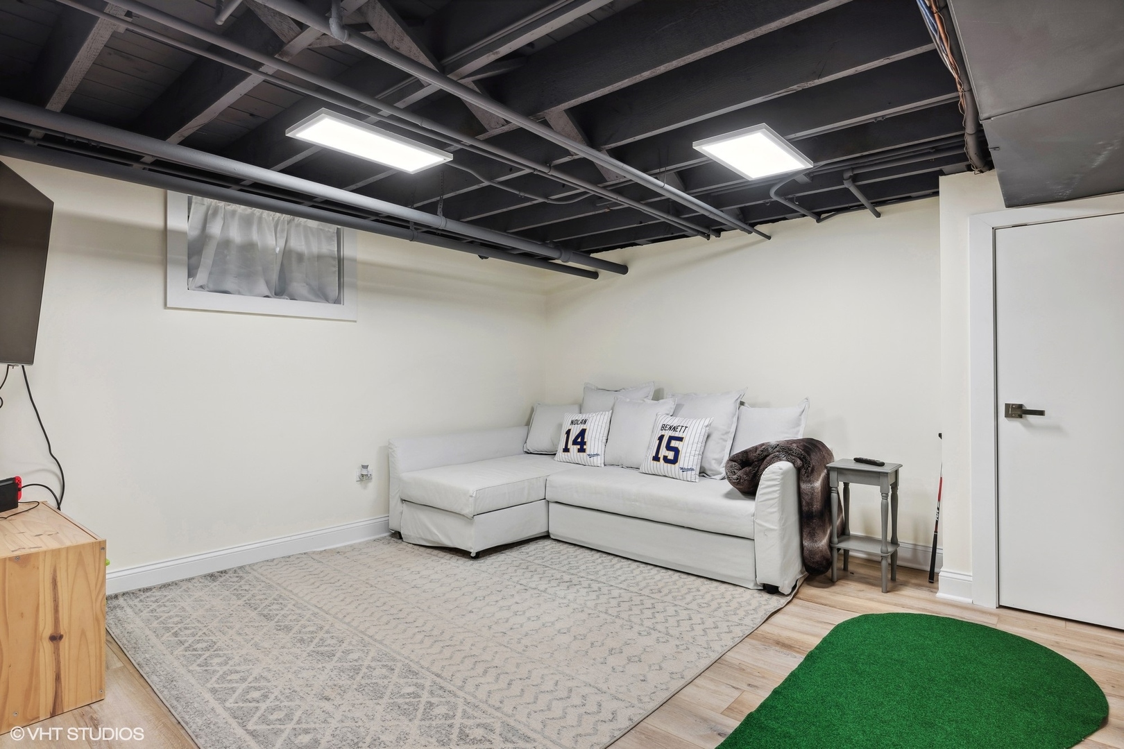 433 Maple Avenue Wilmette, IL 60091 - Photo 24 of 34 a living room with furniture