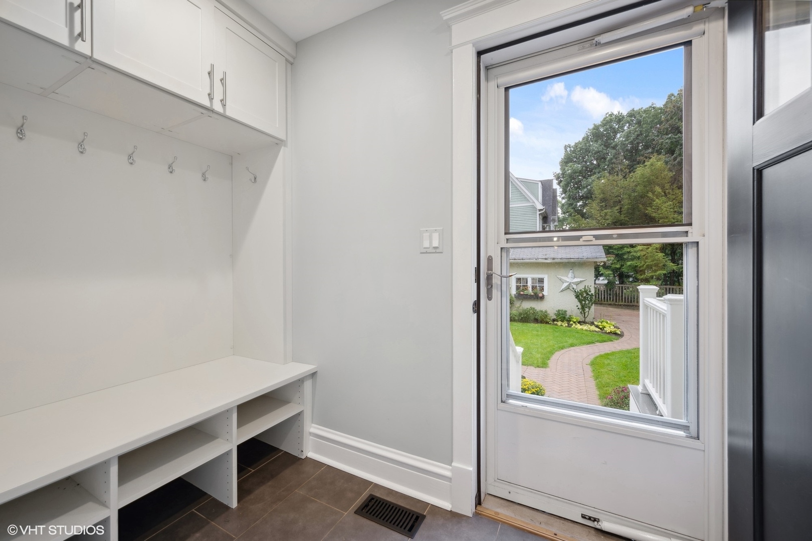 433 Maple Avenue Wilmette, IL 60091 - Photo 25 of 34 a room with window