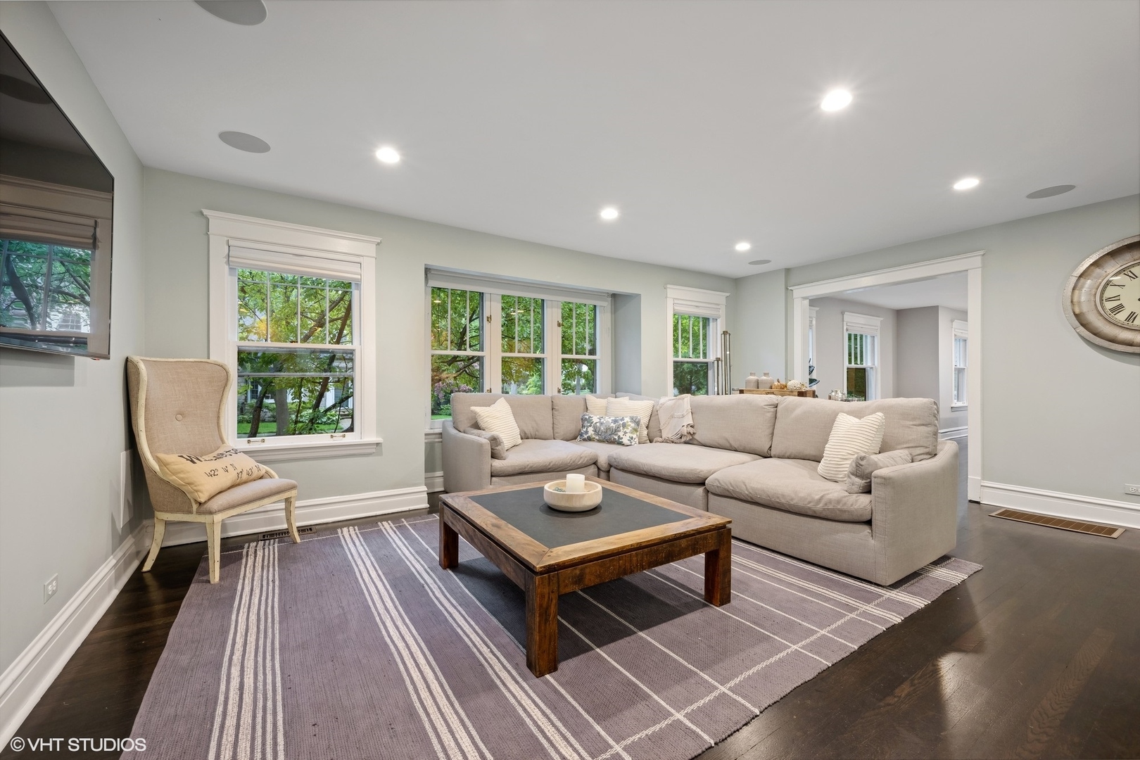 433 Maple Avenue Wilmette, IL 60091 - Photo 8 of 34 a living room with furniture and a wooden floor