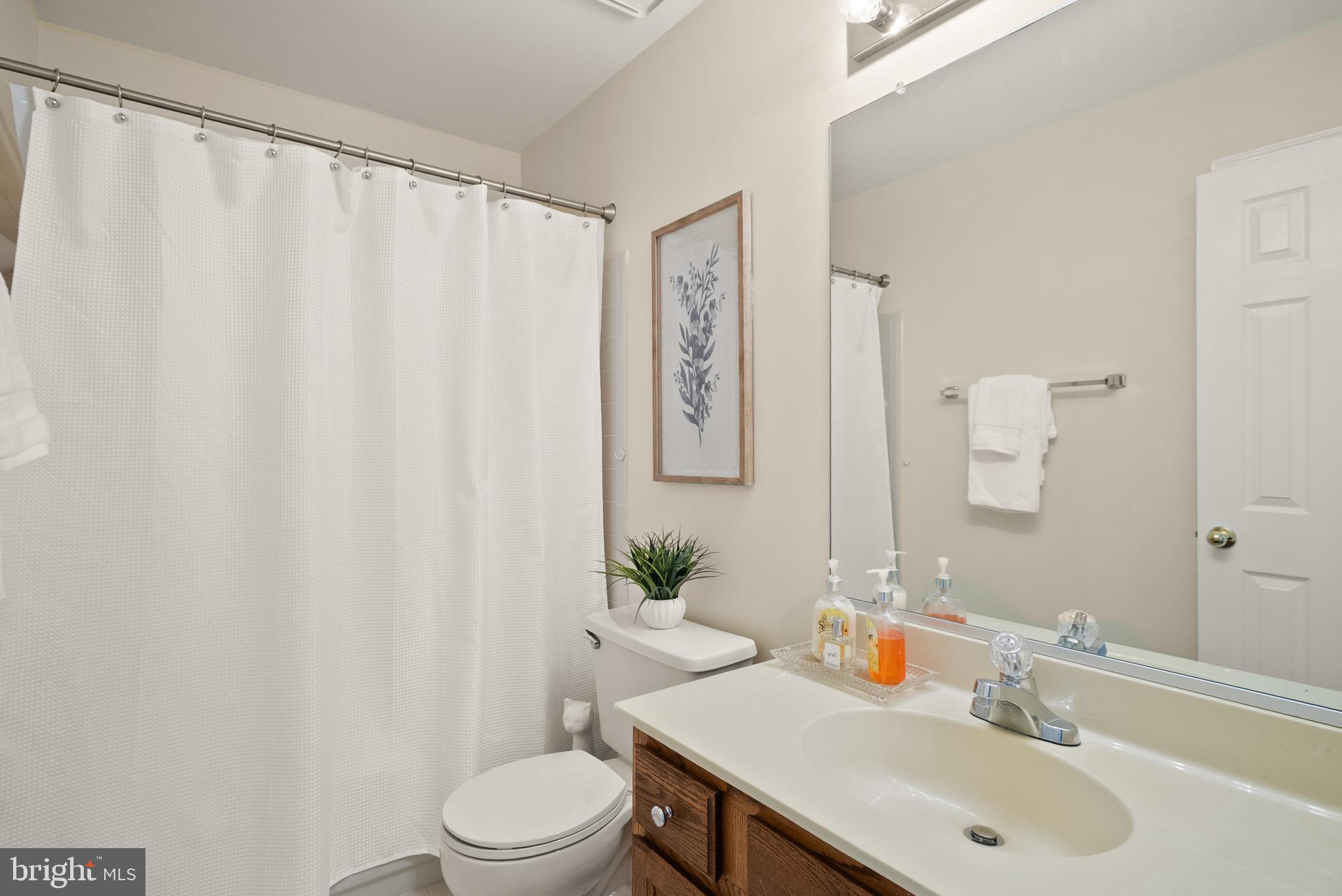 2614 Iron Forge Road Oak Hill, VA 20171 - Photo 38 of 48 2nd full bathroom upstairs