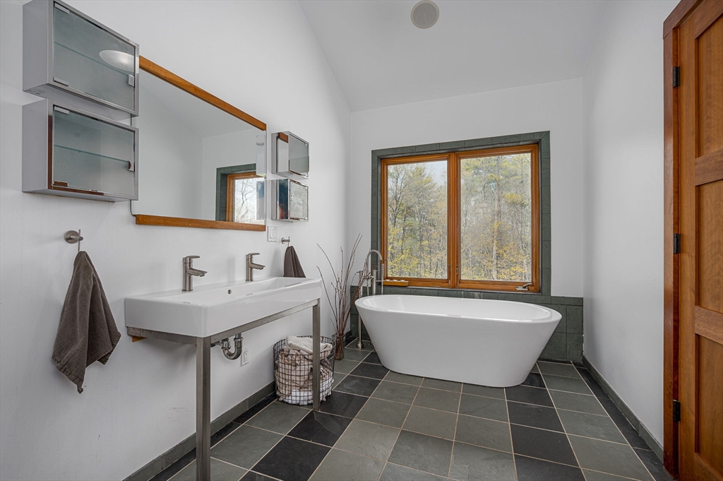 555 Coles Meadow Road Northampton, MA 01060 - Photo 16 of 41