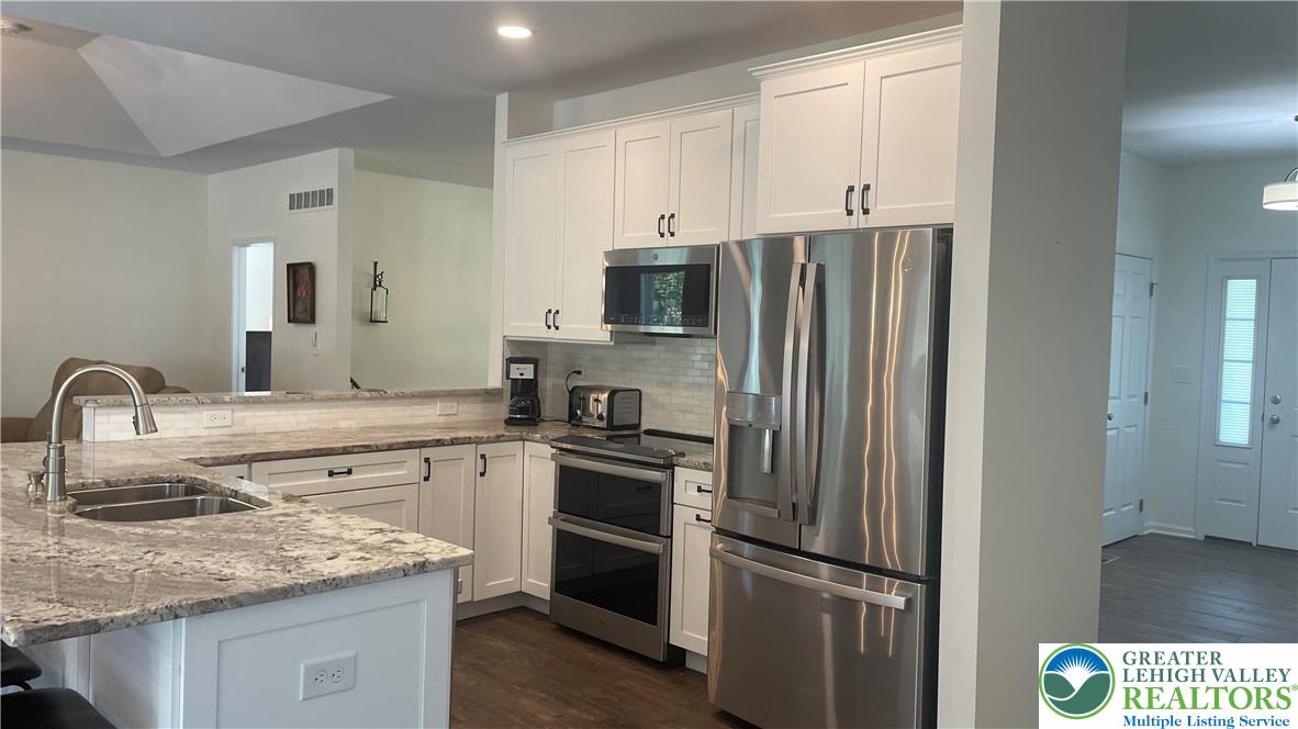 202 Silver Fox Trail Nazareth, PA 18064 - Photo 11 of 71 Kitchen