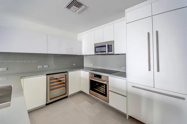 $5,900 | 88 Southwest 7th Street, Unit 1503, Miami, FL 33130