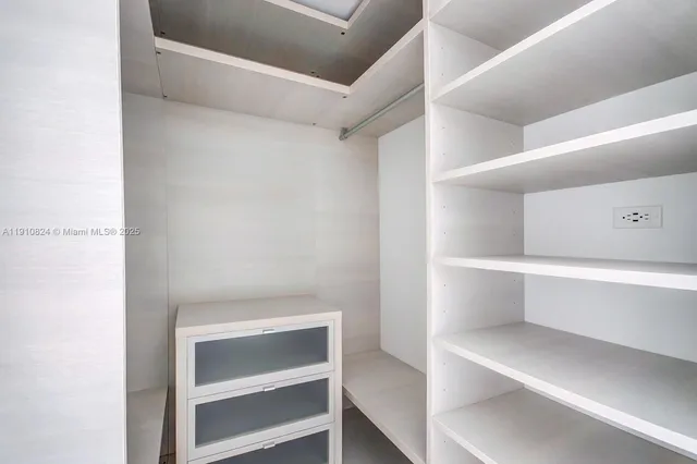 $5,900 | 88 Southwest 7th Street, Unit 1503, Miami, FL 33130